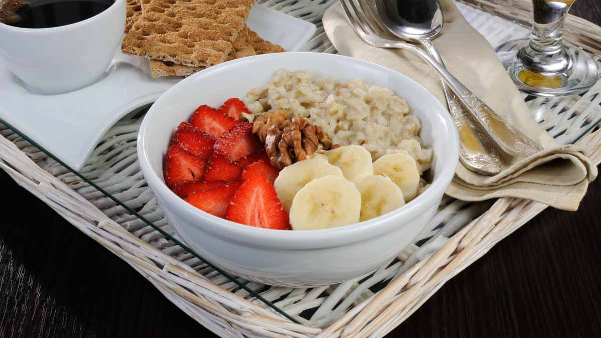 płatki owsiane z bananem i truskawkami w diecie low fodmap